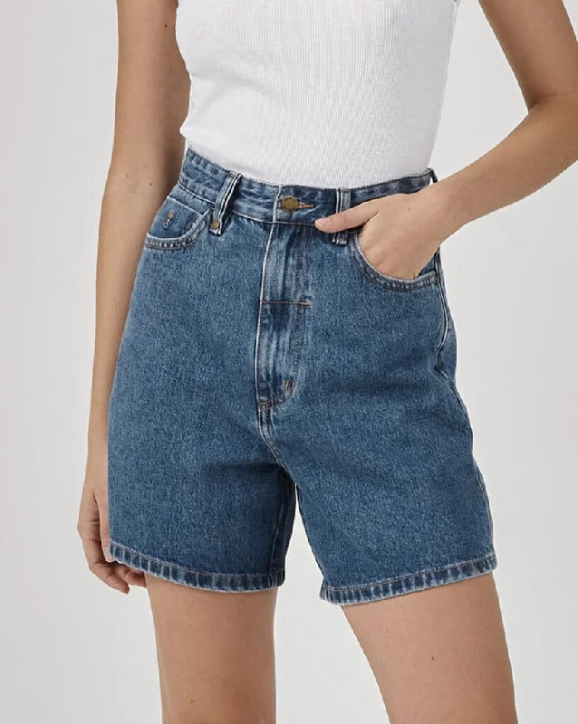 Boyfriend shorts – Relaxed, loose-fit shorts with a slightly longer inseam, often rolled up at the hem for a casual appearance.Koko Short