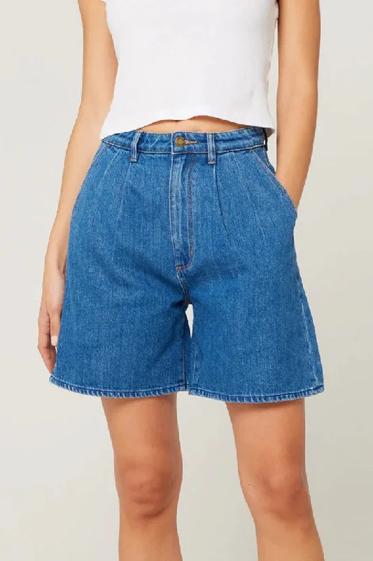 Paperbag waist shorts – Shorts with a gathered, elastic waist and often a belt, creating a relaxed and stylish fit.Rollas - Horizon Short, Ashley Blue