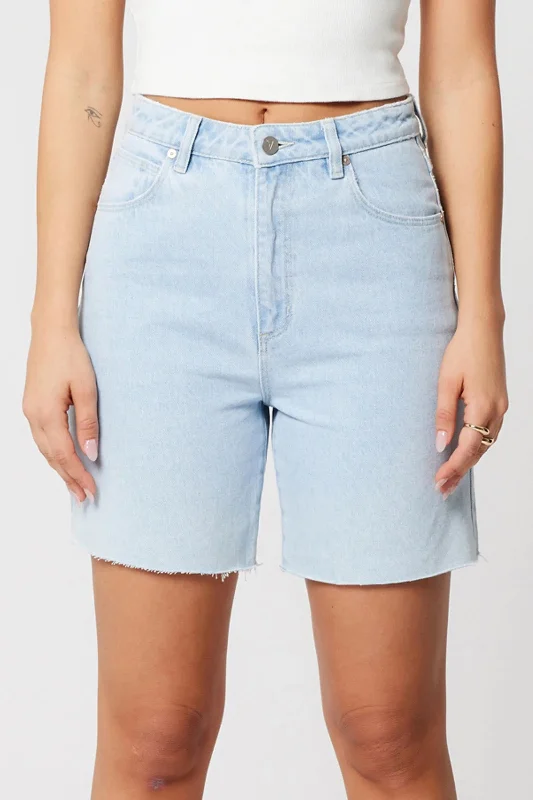 Cargo shorts – Loose-fitting shorts with large side pockets, often made from durable material for a utilitarian look.Abrand - A Carrie Short, Kate Light Vintage