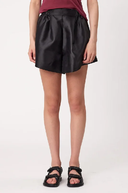 Boyfriend shorts – Relaxed, loose-fit shorts with a slightly longer inseam, often rolled up at the hem for a casual appearance.Remain - Sutton Shorts, Black