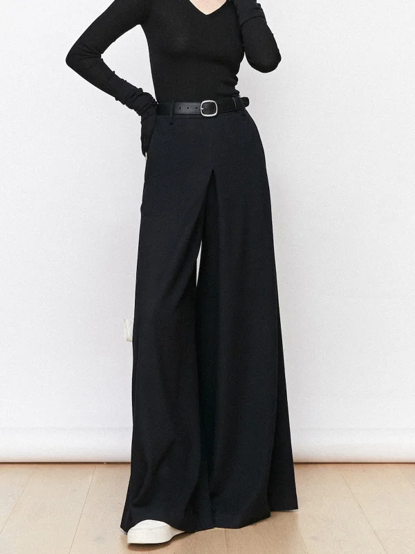 Wide-waistband trousers – Trousers with a thick waistband, often providing a more structured or comfortable fit.BerryBetty - City Walk Wide Leg Pants