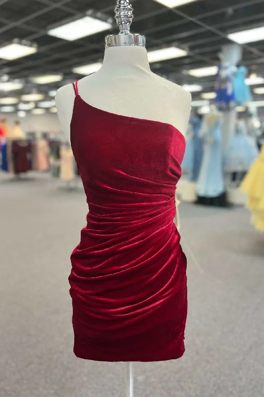 Mini dress – Short dress that usually ends above the knee, often casual or party wear.Double Straps Red Velvet Pleated Bodycon Homecoming Dress