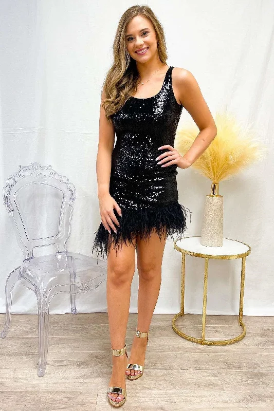 Off-the-shoulder dress – Dress with sleeves or straps that sit below the shoulders, exposing the upper arms.Glitter Black Square Neck Bodycon Homecoming Dress with Feather Hem