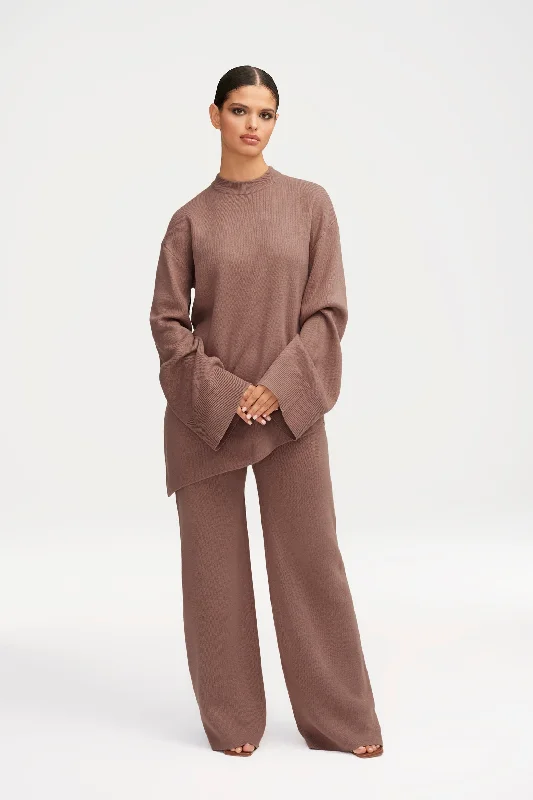 Athleisure trousers – Comfortable, performance-focused trousers that can be worn for both working out and casual wear.Kehlani Wide Leg Knit Pants