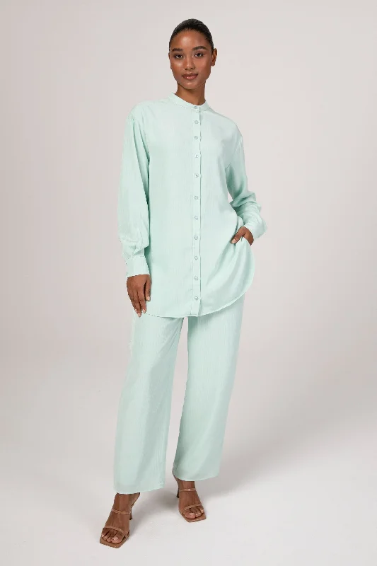 Cargo trousers – Loose-fitting trousers with large pockets on the sides, often made from durable materials.Nashwa Textured Rayon Wide Leg Pants - Mint Green