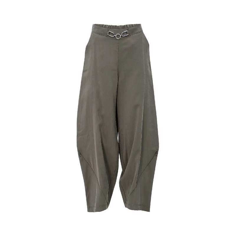 Pleated trousers – Trousers with folds or pleats in the front, often adding volume or texture to the garment.Oblique Women's Fashionable Brown Trouser