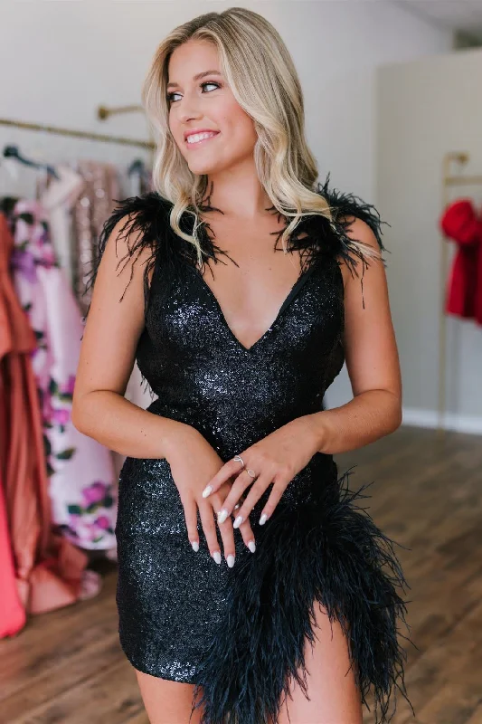 Peplum dress – Dress with a flared ruffle or extra fabric at the waist, adding volume and shaping to the lower half.V-Neck Black Feathers Bodycon Homecoming Dress