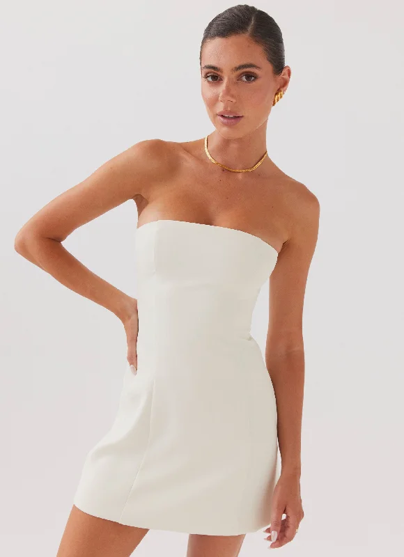 Balloon skirt – Skirt that is voluminous at the bottom and gathered at the waist for a dramatic effect.Ayanna Strapless Mini Dress - Ivory