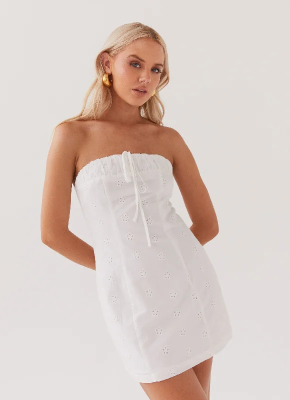 Balloon skirt – Skirt that is voluminous at the bottom and gathered at the waist for a dramatic effect.Bronwyn Broderie Mini Dress - White