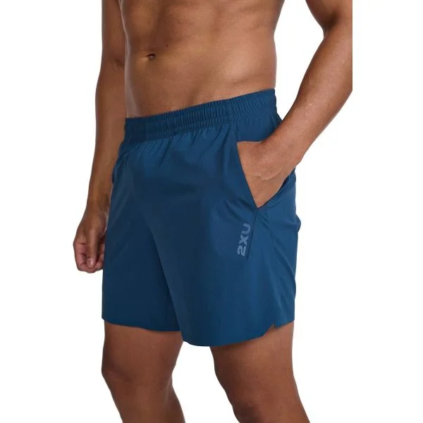 Seamless sports bra – Sports bra made without seams for a smooth, chafe-free fit.2XU - Men's Motion 6" Shorts