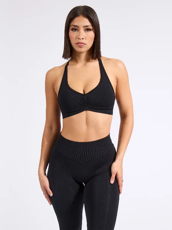 Maternity sports bra – Sports bra designed for pregnant women, offering extra support and flexibility for changing bodies.Halter Seamless Sports Bra - Black