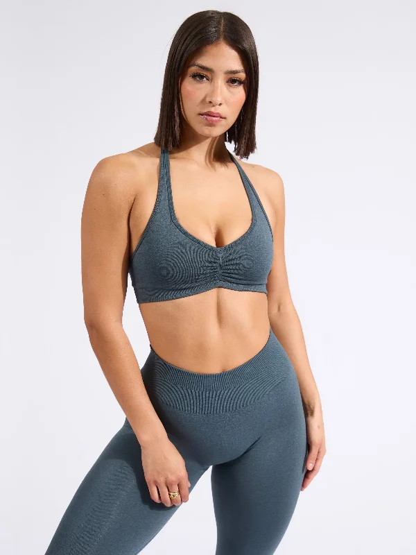 Medium-impact sports bra – Suitable for moderate-intensity activities like cycling or strength training, offering balanced support.Halter Seamless Sports Bra - Enchanted Teal