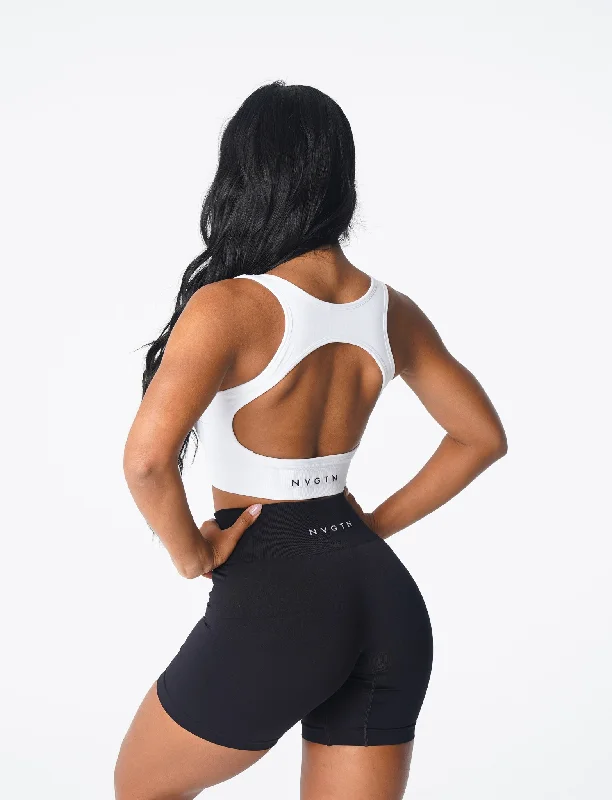 Sports bra with removable padding – Sports bra with padding that can be removed or adjusted for customized support and shape.White Eclipse Seamless Bra