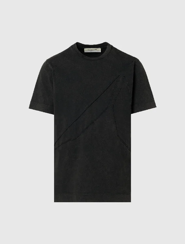 Boxy – Loose, straight cut with no shapingAPPLIQUE LOGO TEE