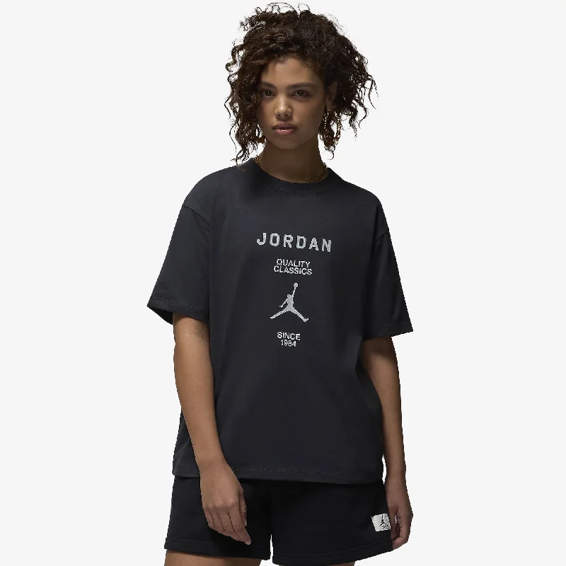 Fitted – Snug, form-fitting styleJORDAN | WMN'S GIRLFRIEND T-SHIRT { OFF NOIR/SAIL