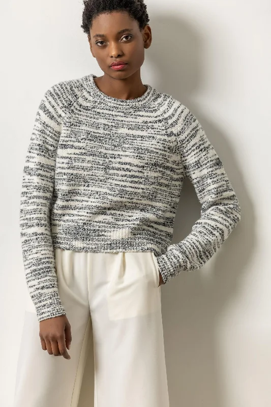 V-neck – Sweater with a V-shaped necklineRibbed Neck Raglan Sweater