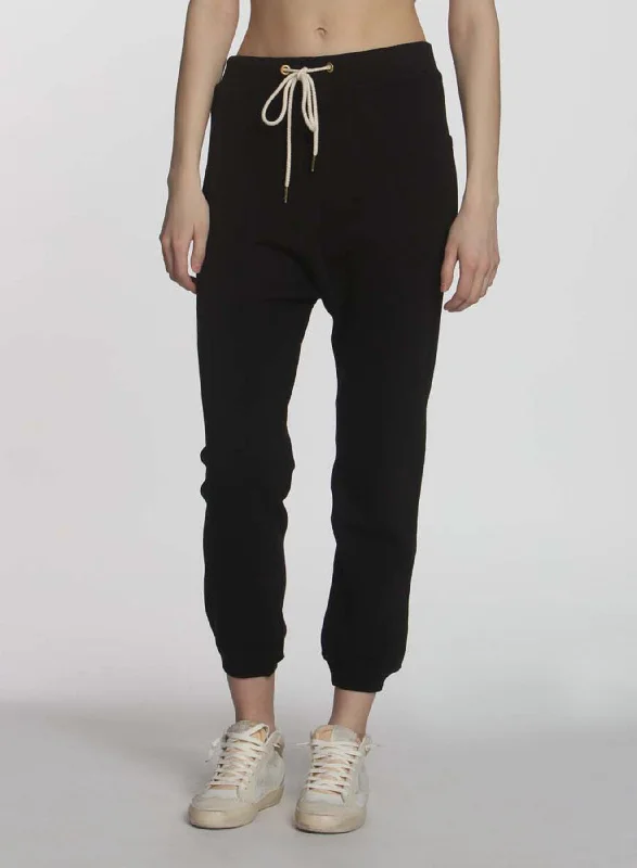 V-neck – Sweater with a V-shaped necklineSummit Sweatpant - Black