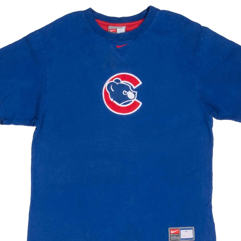 V-neck – V-shaped neckline for a more flattering lookVINTAGE NIKE CHICAGO CUBS CENTER SWOOSH 2000S TEE SHIRT SIZE MEDIUM